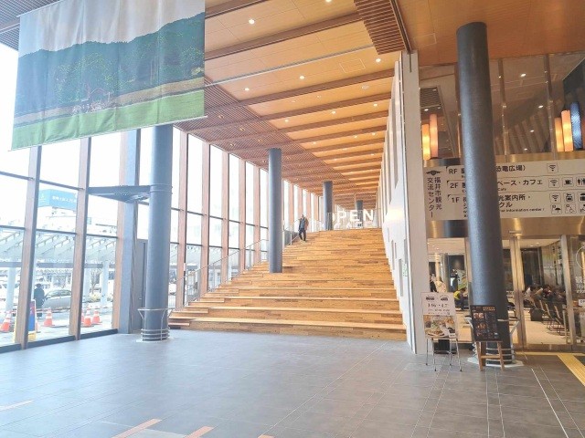 観光交流センターの大階段の右が入口です