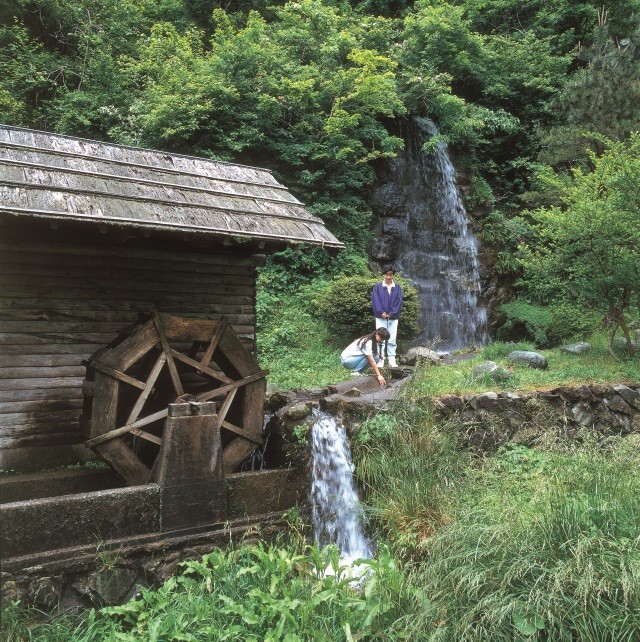 刈安山の水車小屋