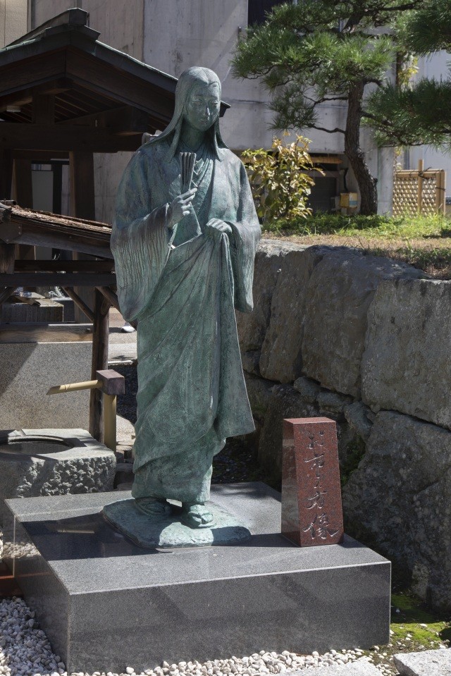 柴田神社 お市の方像