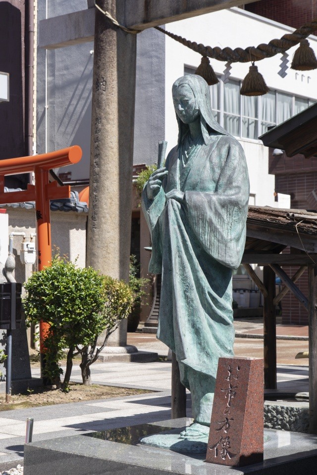 柴田神社 お市の方像