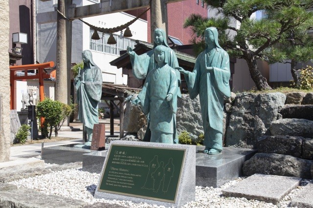 柴田神社 お市の方と三姉妹の像