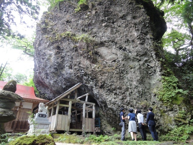 大矢谷白山神社の巨大岩塊