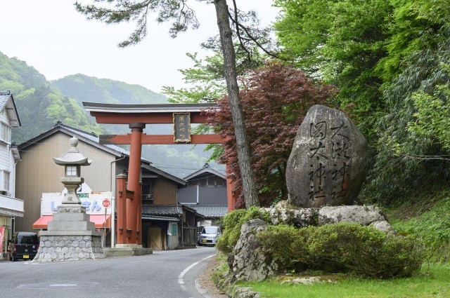大瀧神社一の鳥居と石碑