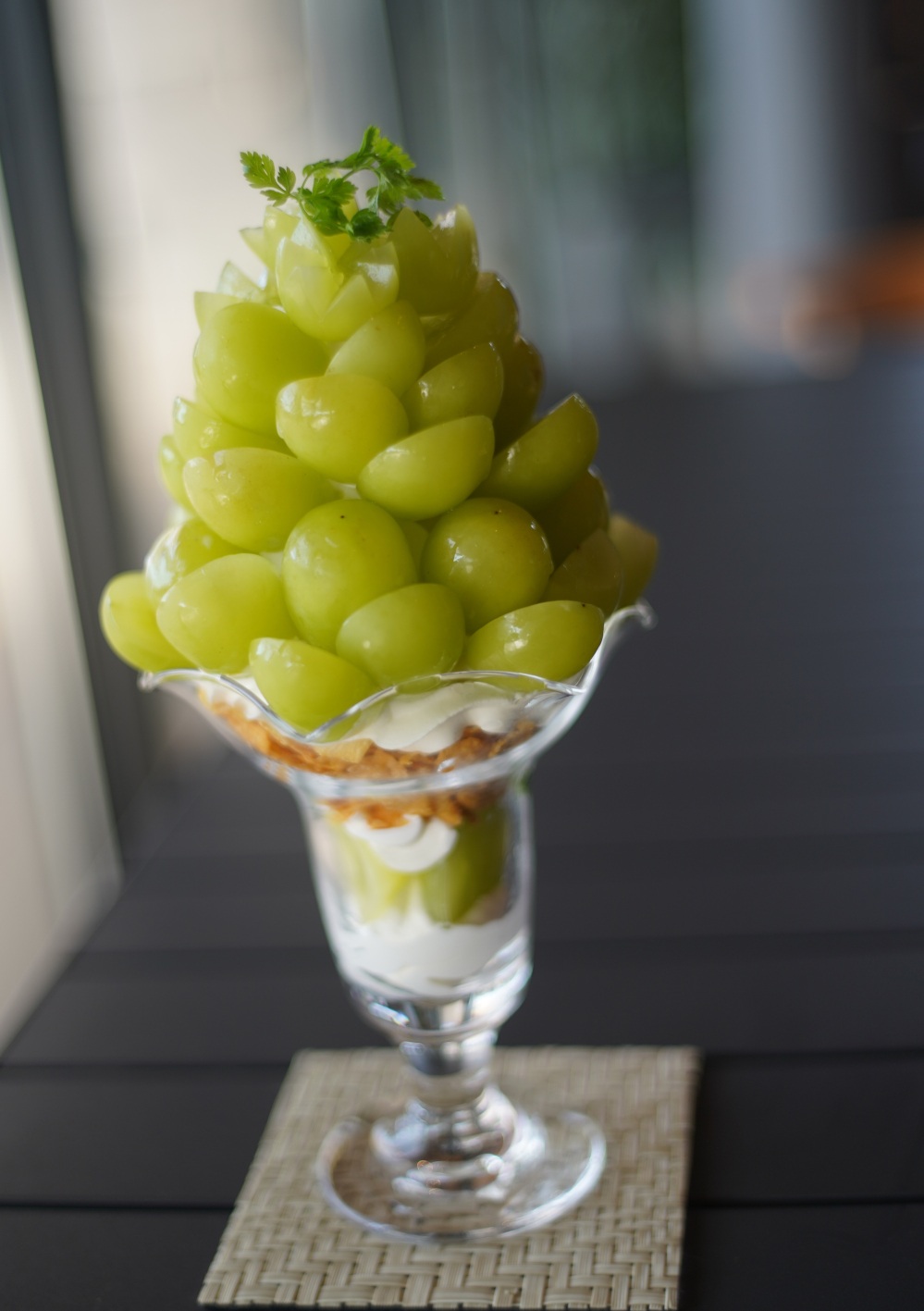 技術と芸術的努力の極み、フルーツパフェの美しさに酔う。