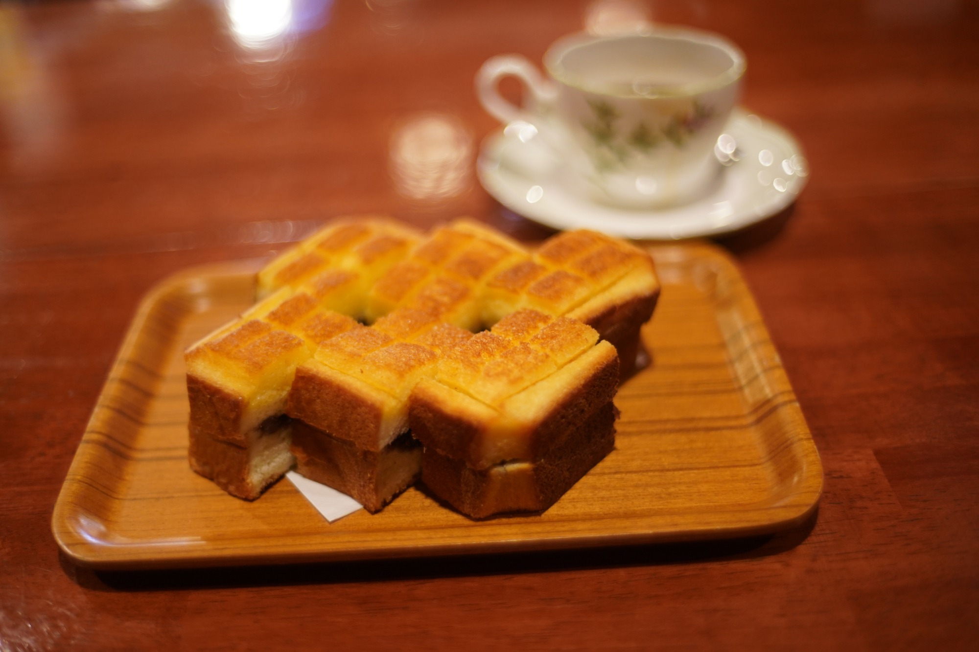 あんバタートースト他アイデア溢れる食事と飲み物で朝から人気の喫茶店。