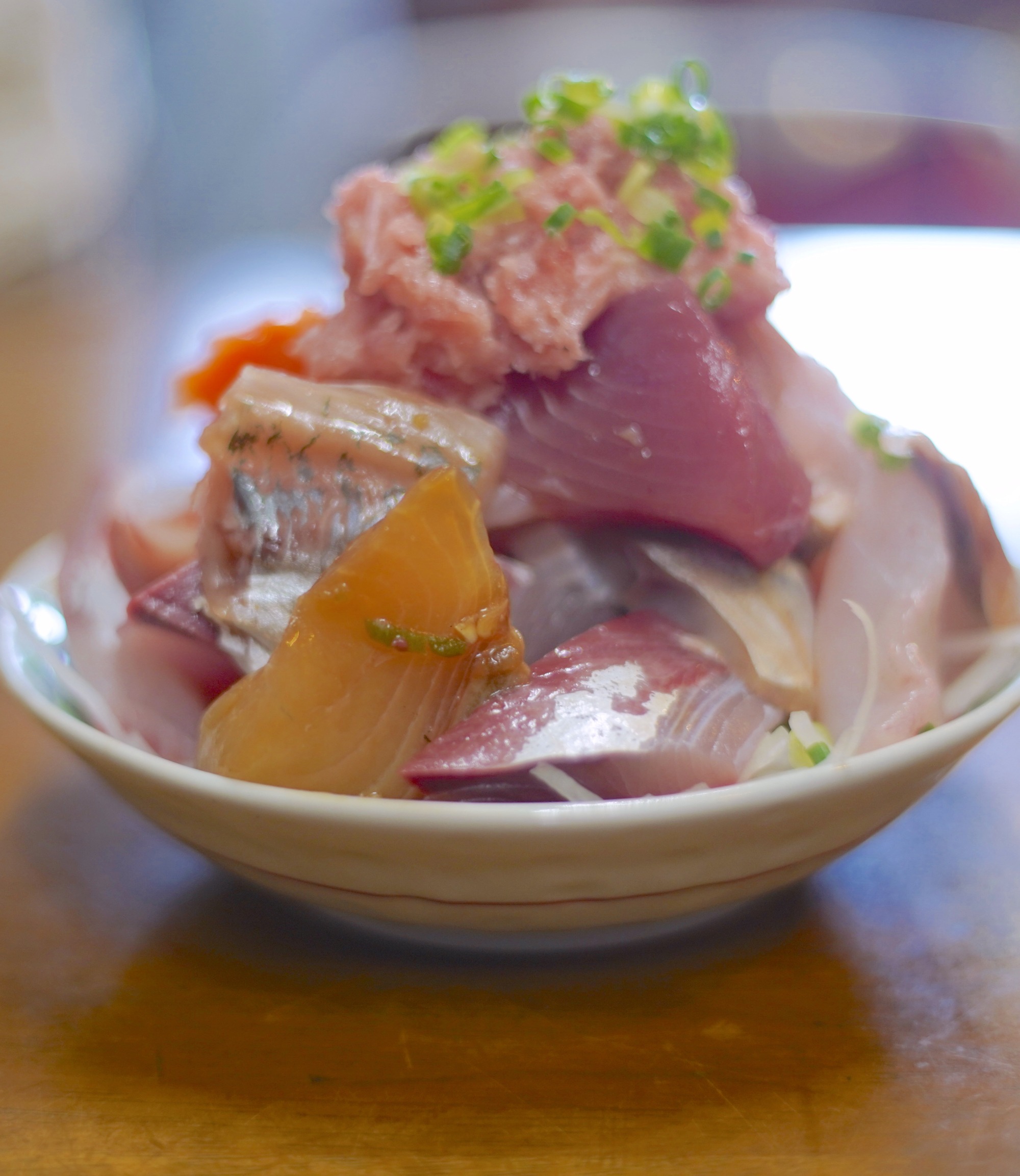 市場食堂で出会った、新鮮な魚てんこもりの迫力どんぶりに圧倒されたの巻。