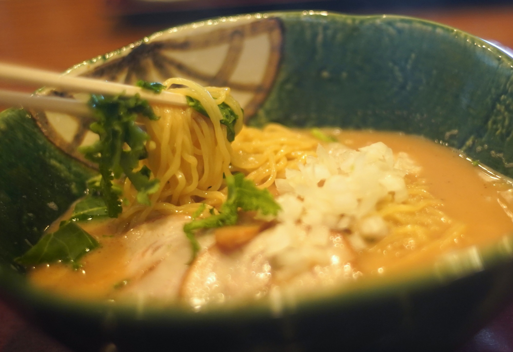 波しぶきがかかるラーメンと顎を鍛えるうどん