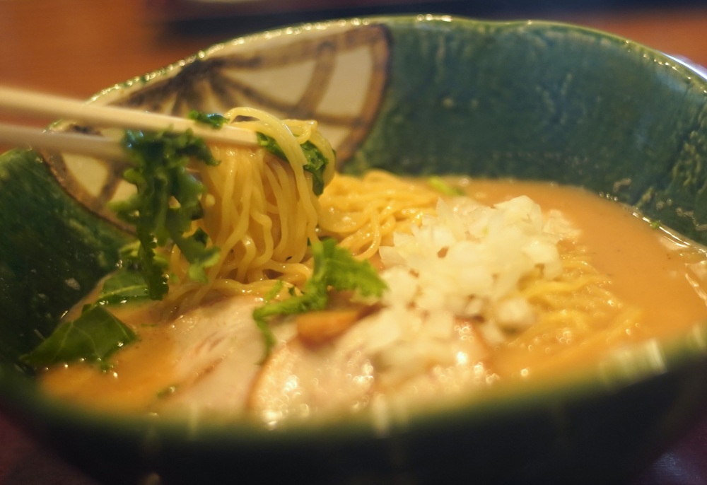 波しぶきがかかるラーメンと顎を鍛えるうどん。　松月