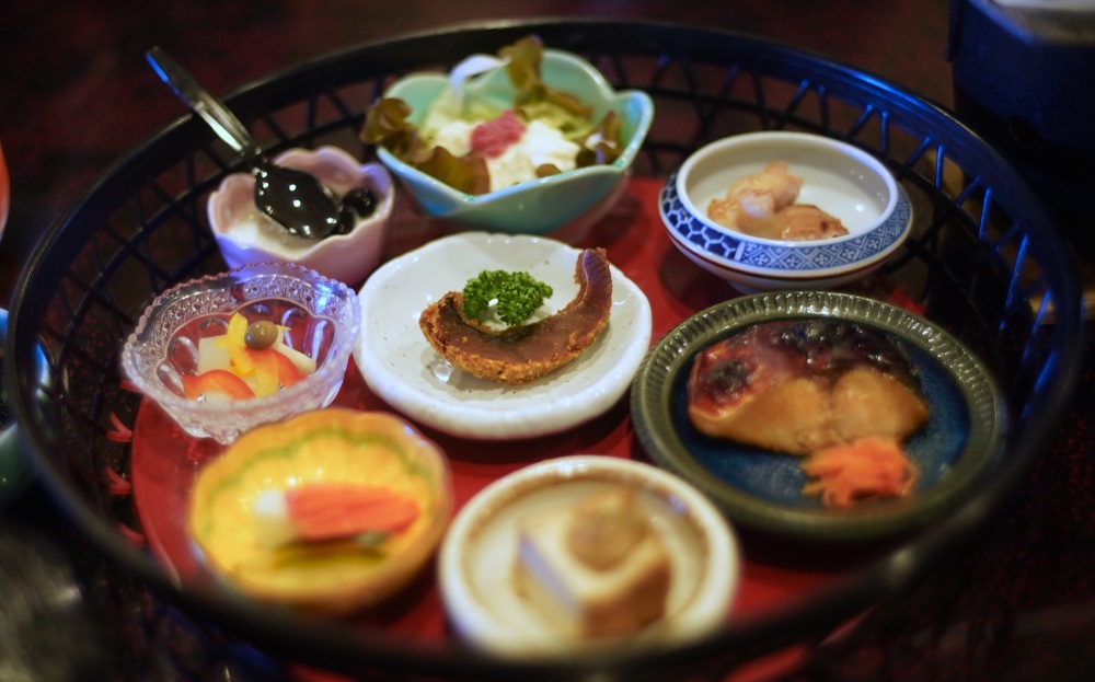 敦賀湾を望みながら、発酵朝食をいただく贅沢