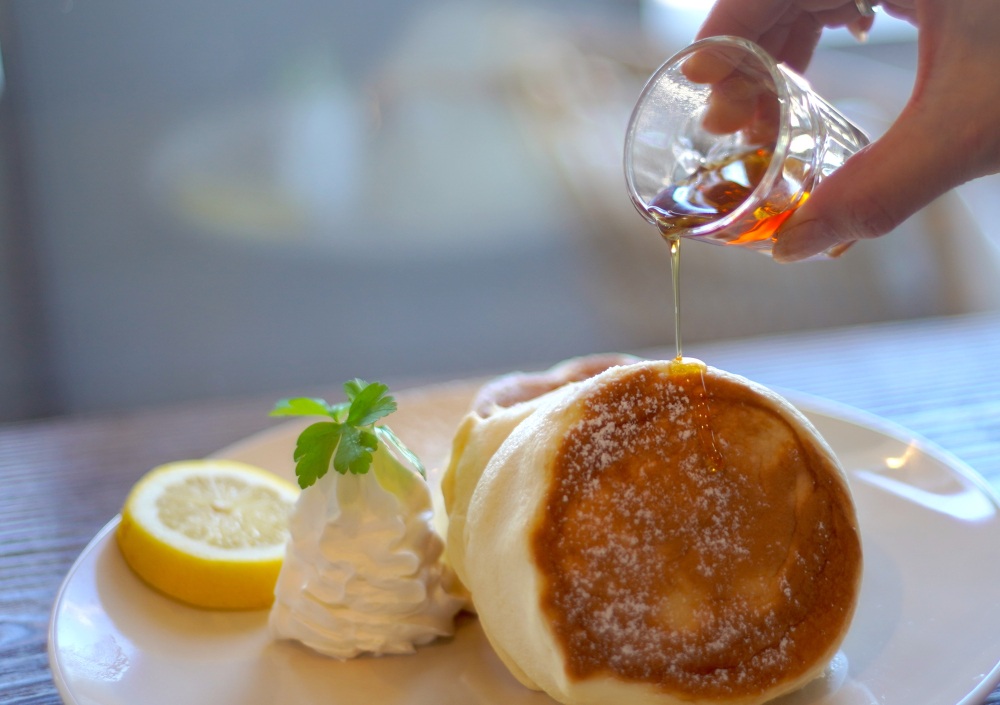 3回噛んだら夢となるパンケーキと凛々しいソースカツ丼の巻