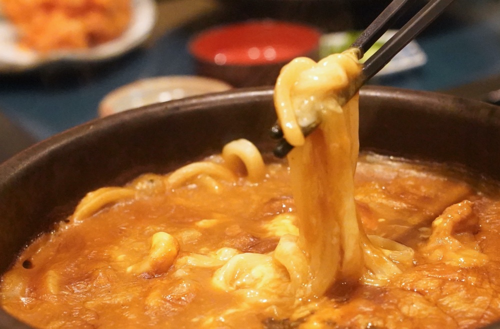 咄嗟に「うまいっ」と叫ばせる、カレーうどんがここにある