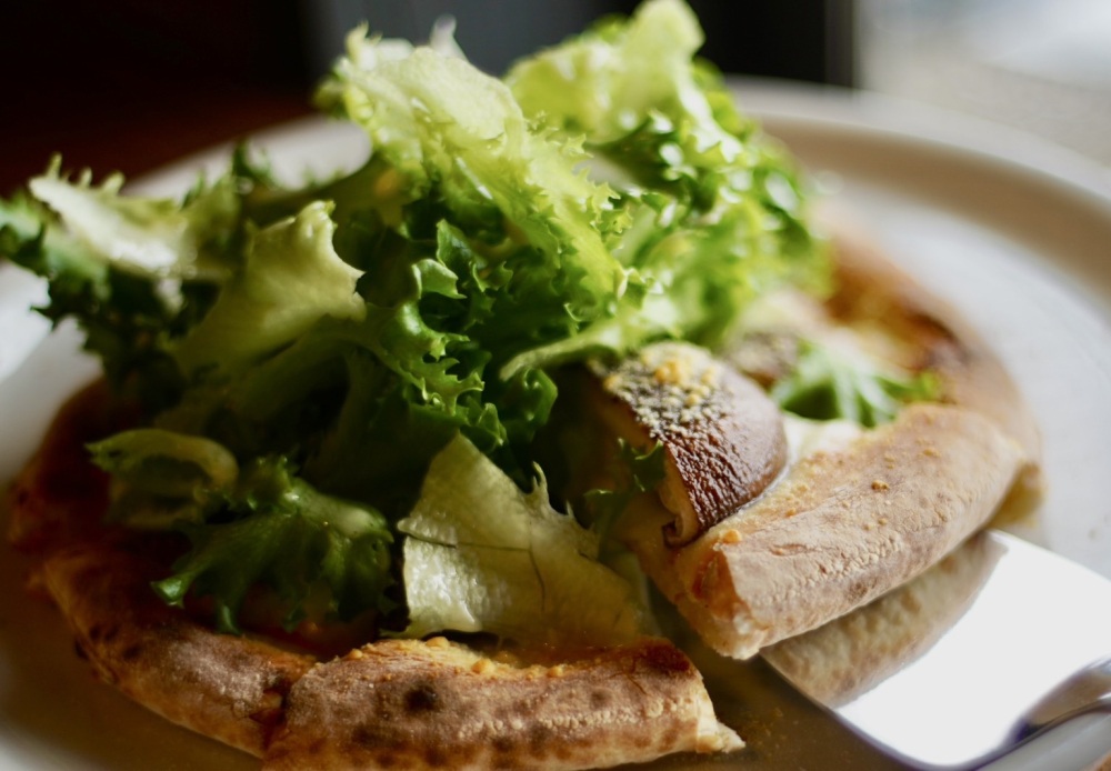 白い雪と赤いピッツェリア、地の野菜を生かしたピッツァを食べ…