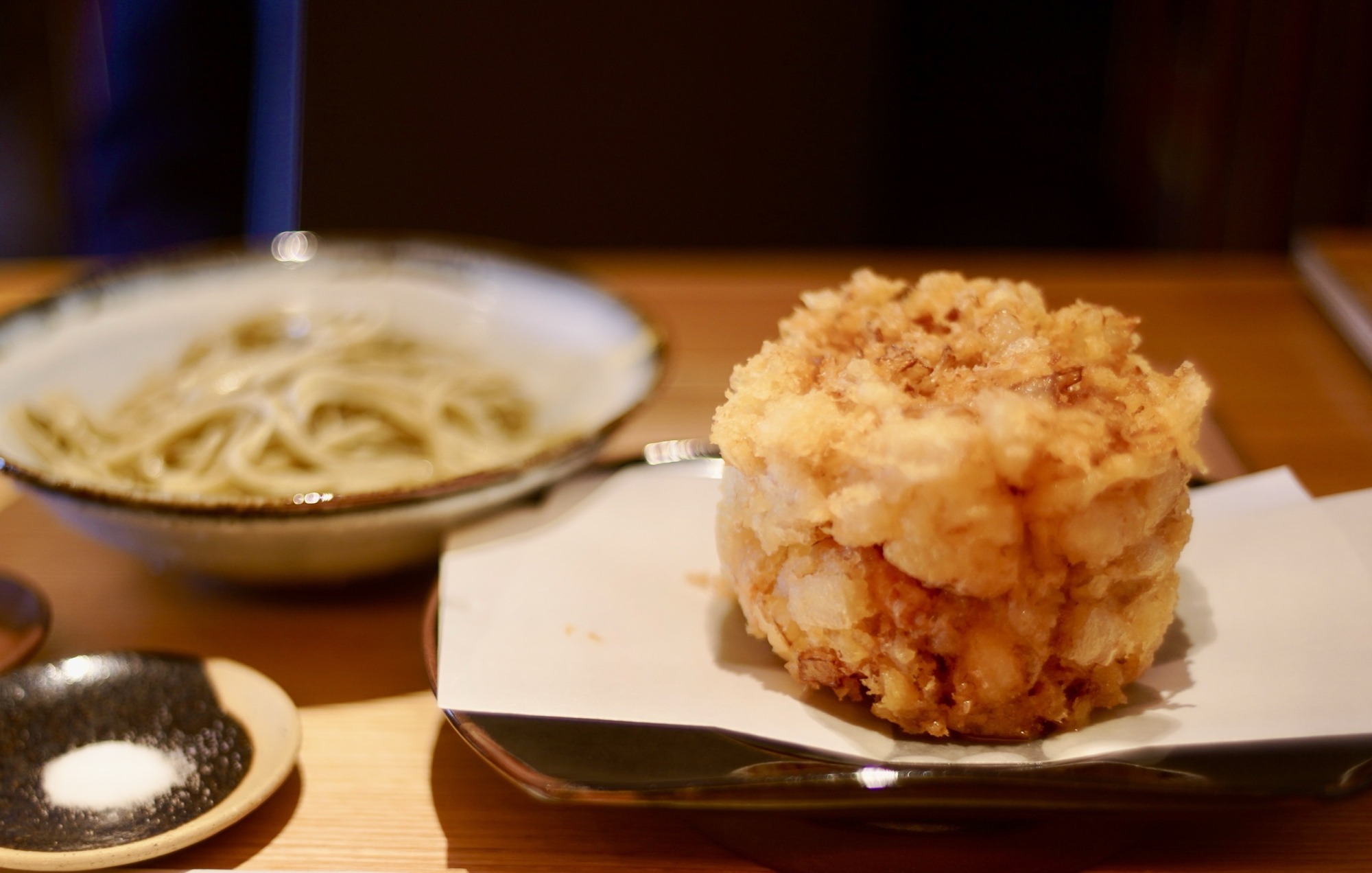 人気蕎麦屋の巨大かき揚げに涙する。