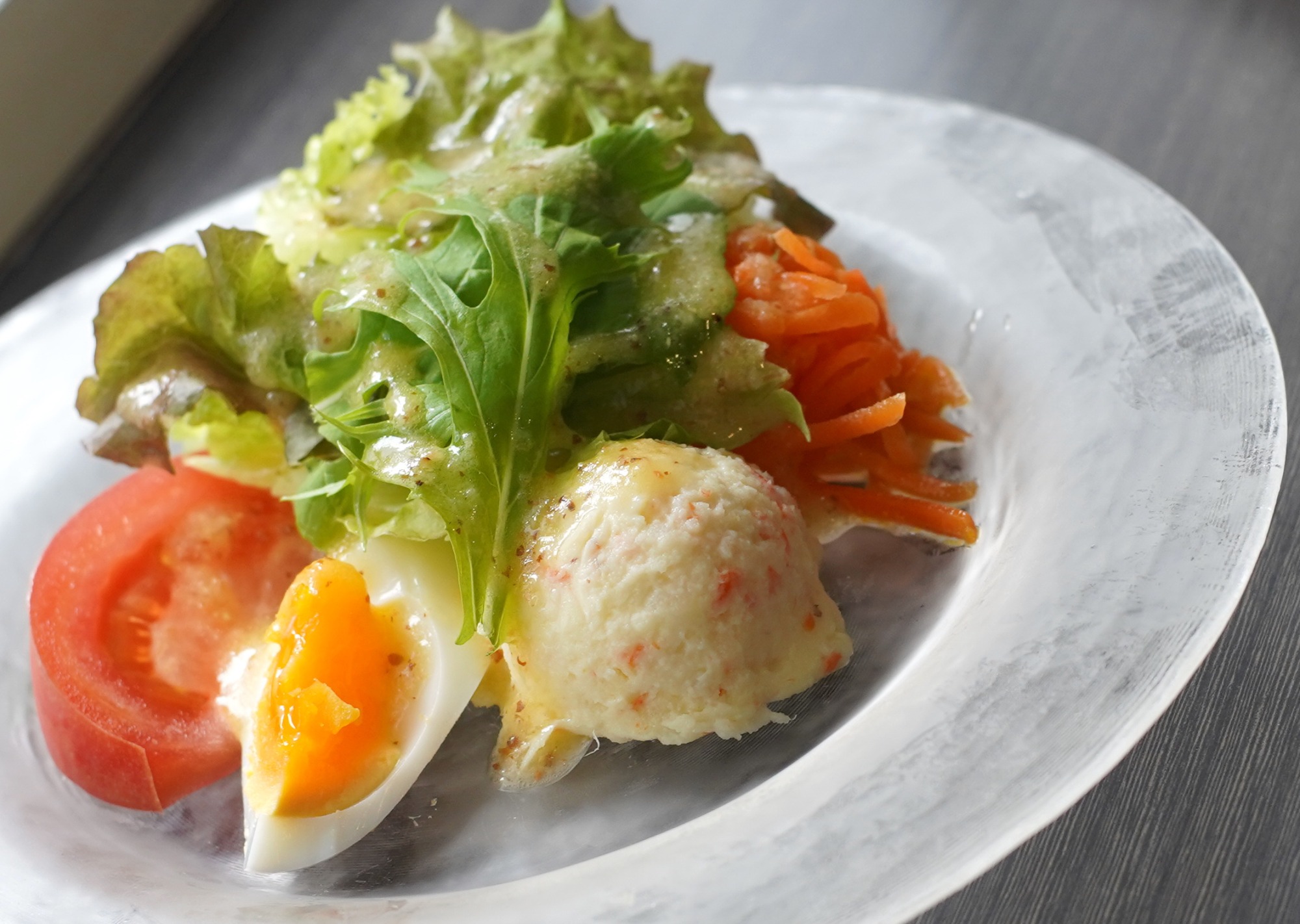 サラダやスープ、付け合わせなど、細部に宿る誠実な仕事が、主菜を輝かす洋食店