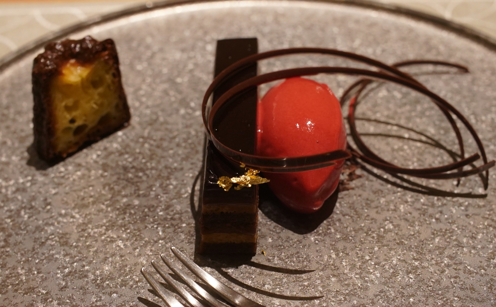 長年培ったフランス料理の技と感性で、福井食材から胸を打つエレガントを紡ぎ出す。