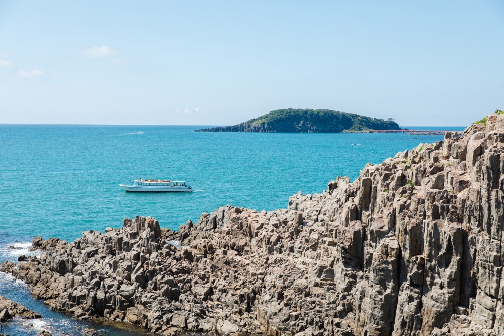A Guide to Enjoying the Sheer Cliffs of Tojinbo