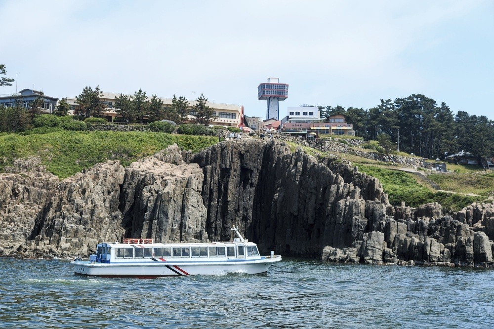 東尋坊の断崖を海から眺める「東尋坊観光遊覧船」
