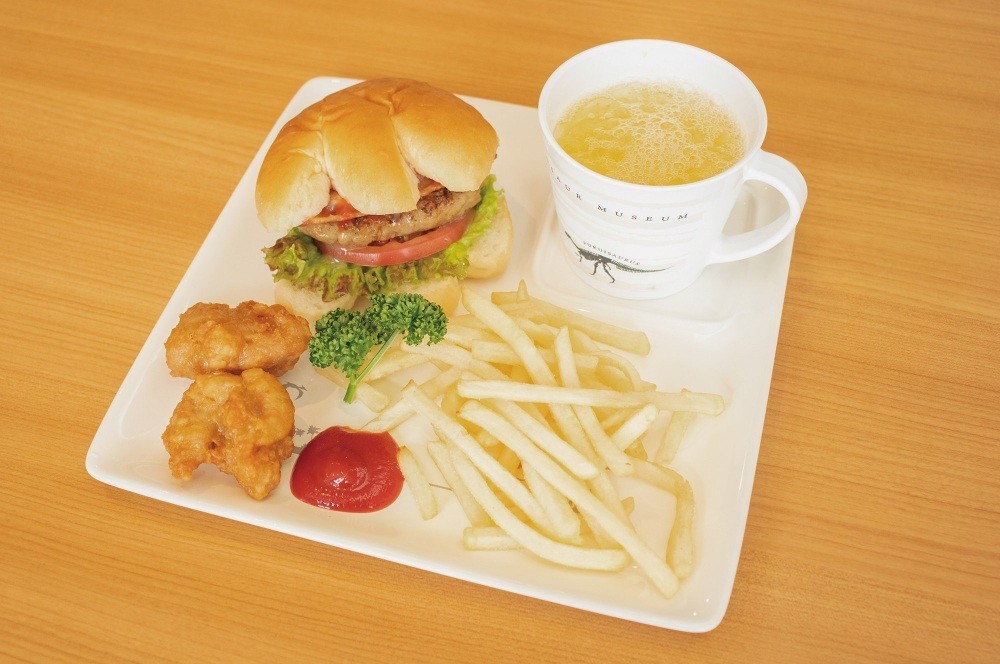 おなかが空いたら恐竜バーガーがおすすめ!