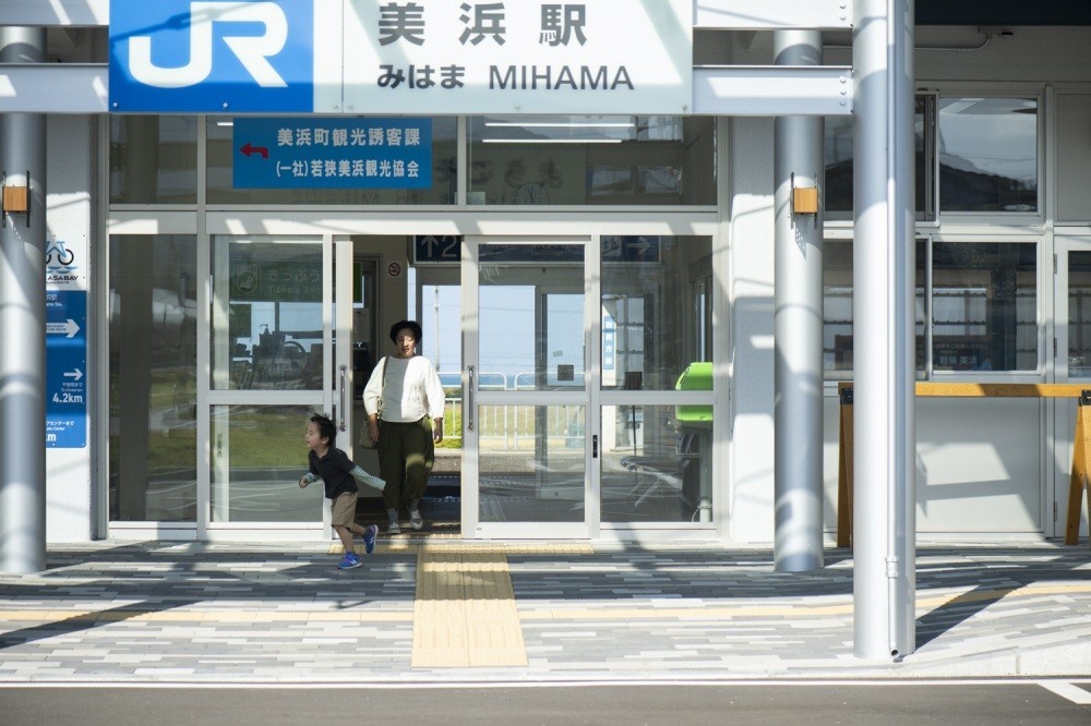 駅から駆け出す息子。美浜駅はコンパクトですがレンタサイクルや観光案内も兼ねているので旅のスタートにはもってこいです！