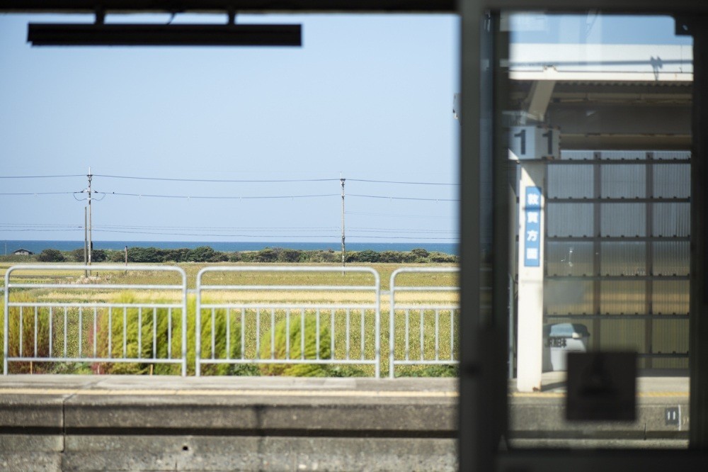 思えば遠くへ来たもんだ。。と浸れる美浜駅構内。