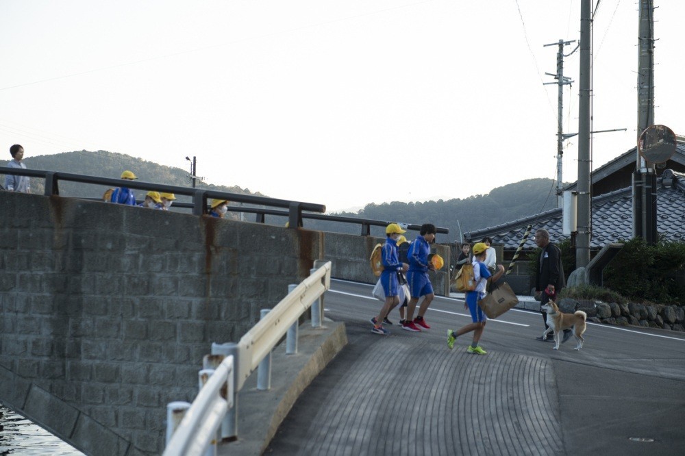 地元の小学生たちと犬の散歩のおじいちゃん。このあとワンちゃんをナデナデ。