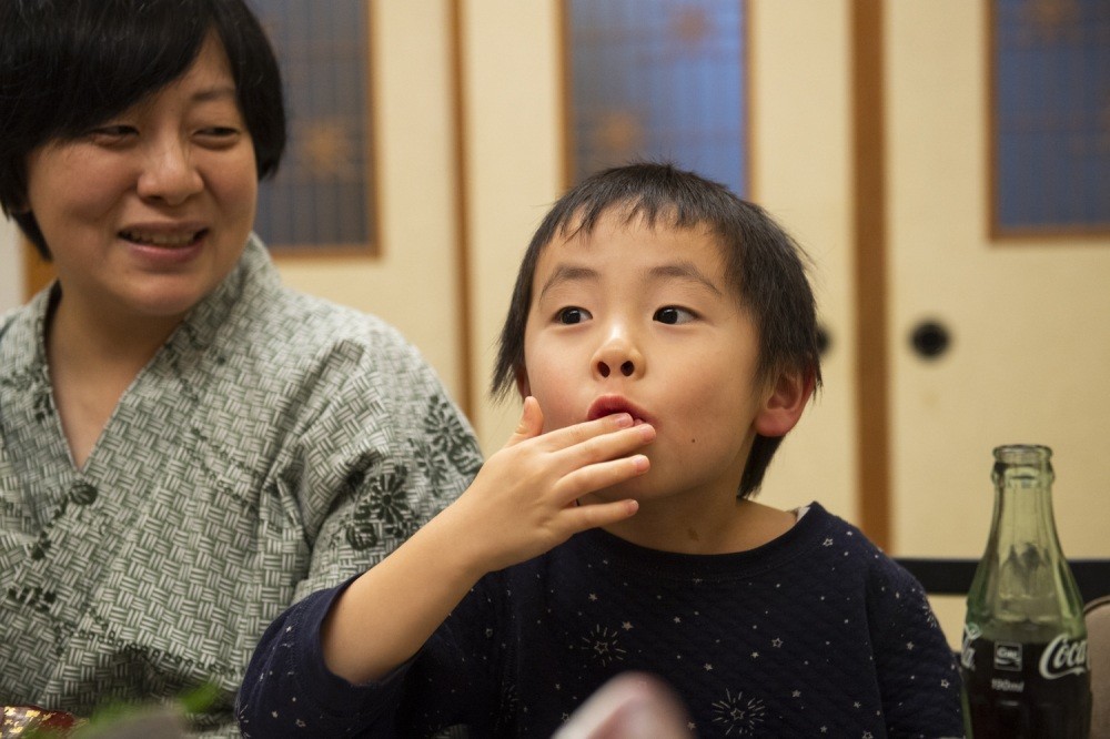 舟盛りを手づかみで食べる5歳児。相当な量のお刺身をたいらげました。