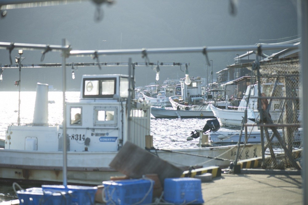 停泊中の船とカモメが漁師町の風情を漂わせます。