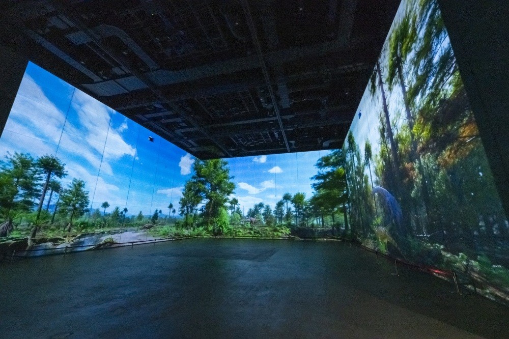 ▲巨大な3面スクリーンに囲まれた特別展示室。企画展がない期間は、写真のように、恐竜の世界を表現した映像が流れます