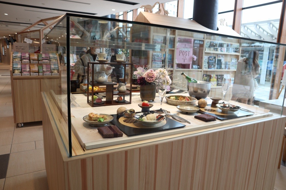 展示スペースには県内の伝統工芸品や特産品を福井の食と一緒にショーケースで展示。