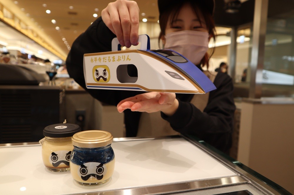 「永平寺だるまぷりん」は北陸新幹線バージョン。北陸新幹線の青色を模したここでしか買えないラムネ味のセットが限定商品です。