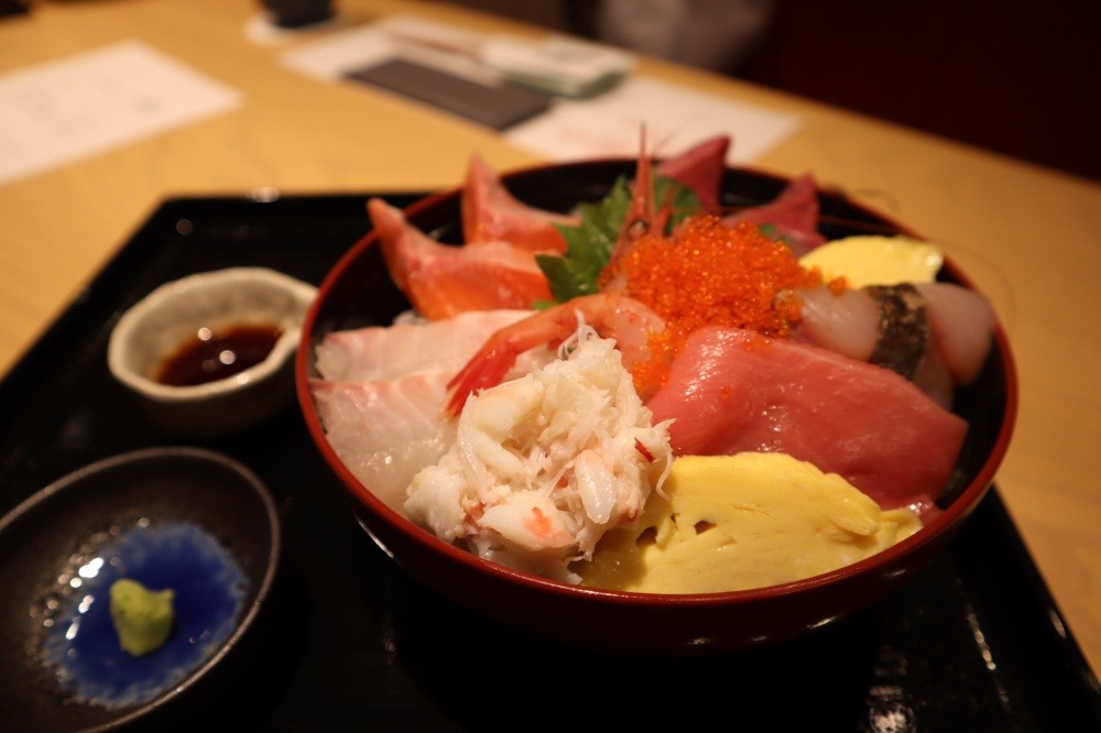 飲食店エリアに出店した「魚河岸直営いけす海鮮ろ組」の海鮮丼。新鮮な海鮮や地酒が昼間から楽しめます。