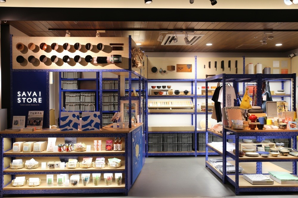 店舗カラーの青が目を引きます！
