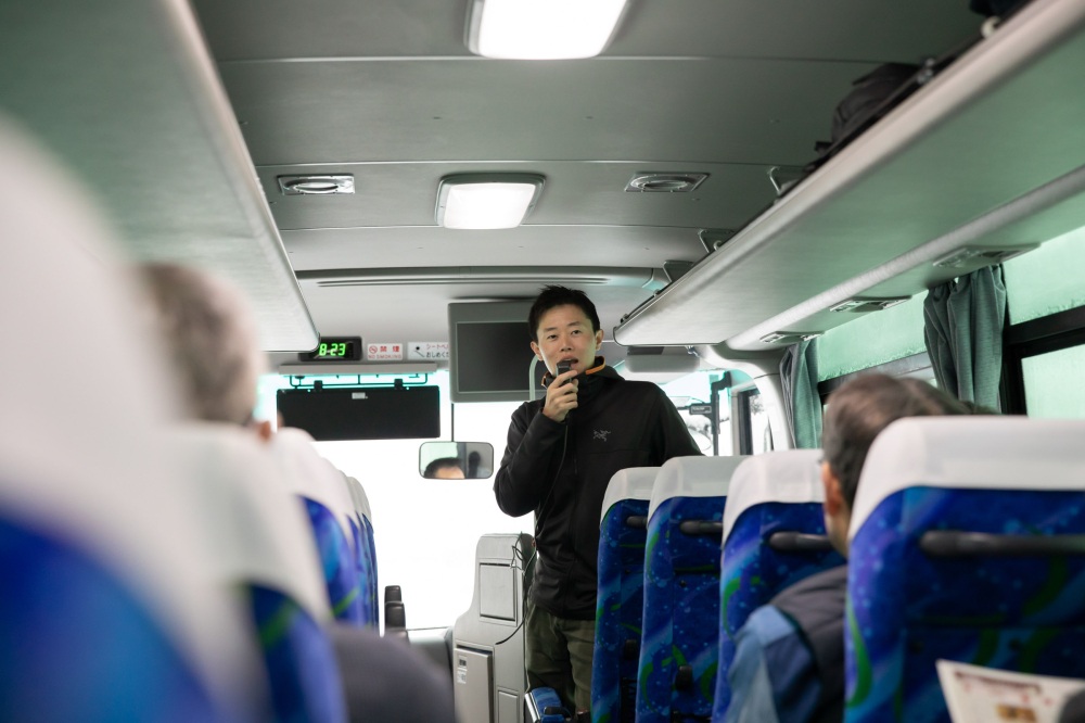 車内では観光サスティナビリティエキスパートの折原さんが挨拶