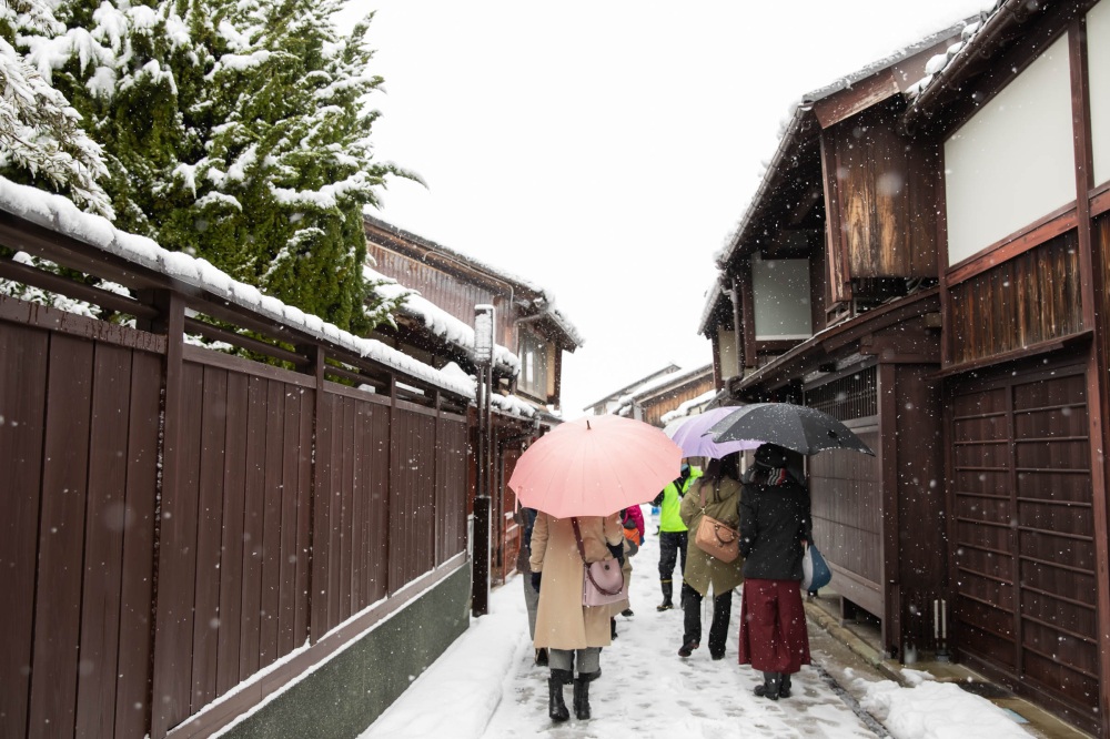 細い路地を歩いていると、三味線の音が聞こえてきそう