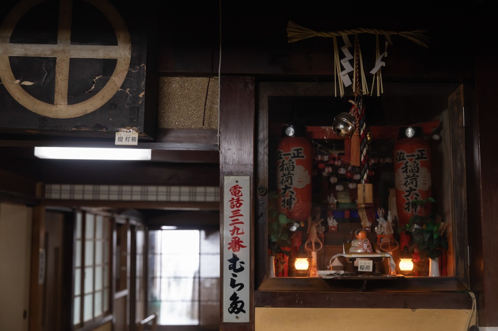 商売繁盛を願い、伏見稲荷のお稲荷さんが祀られている