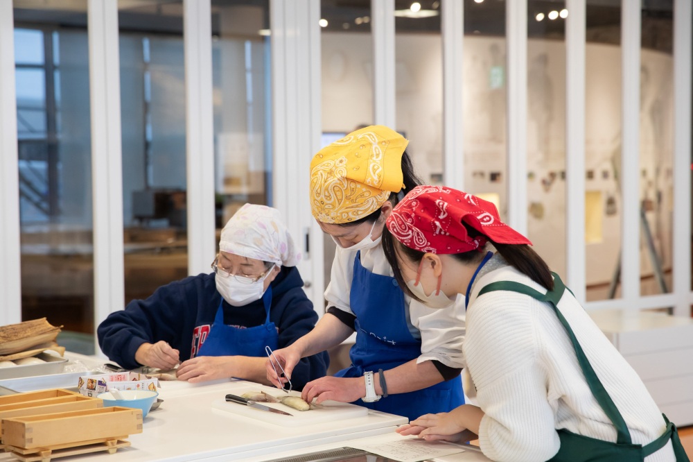 まずは鯖の小骨をピンセットで丁寧に取っていきます