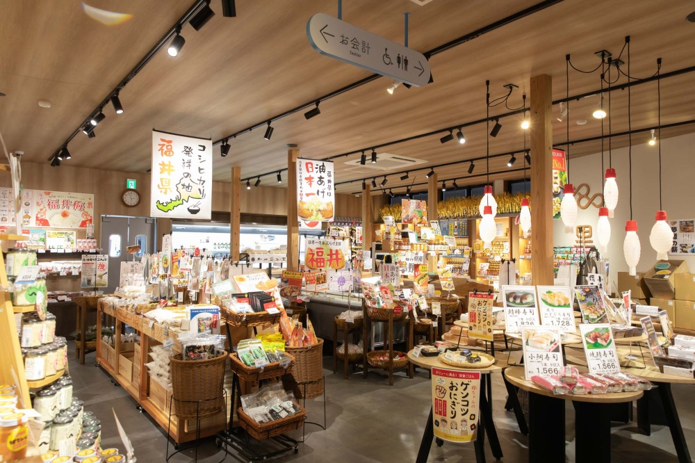「鯖街道ワンダーランド」をコンセプトにリニューアルした店内