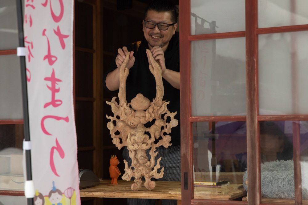 散策していたら木彫り職人さんが作品を見せてくれました