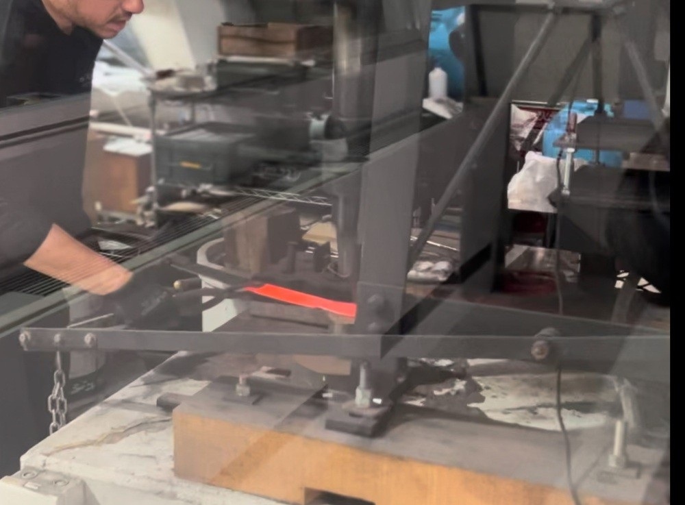 Vous pouvez voir l'Oyakata (le maître artisan qui dirige l'atelier) forger le fer juste à côté de la boutique !