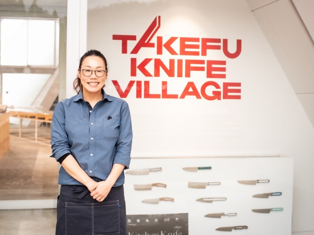 Mme Higashi, qui parle également couramment l'anglais.