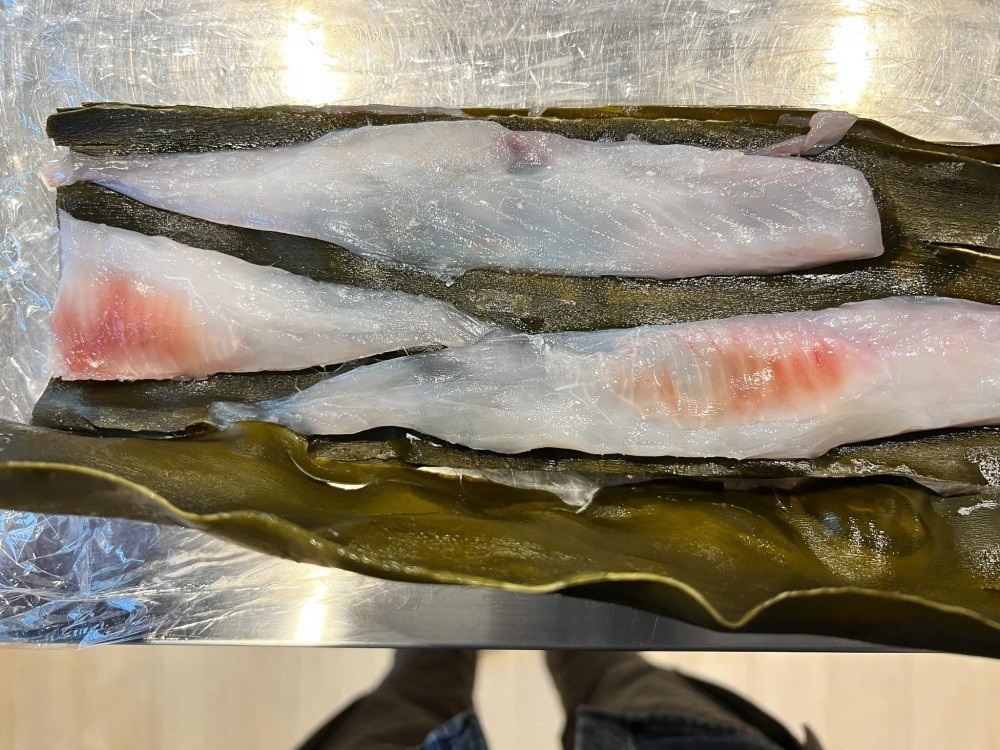 J'ai préparé moi-même du Kawahagi (poisson-lime) en Kobujime (une technique traditionnelle consistant à affiner le poisson entre des feuilles d'algue kombu pour l'imprégner d'umami) ! C'est absolument délicieux après avoir laissé reposer pendant une journée.