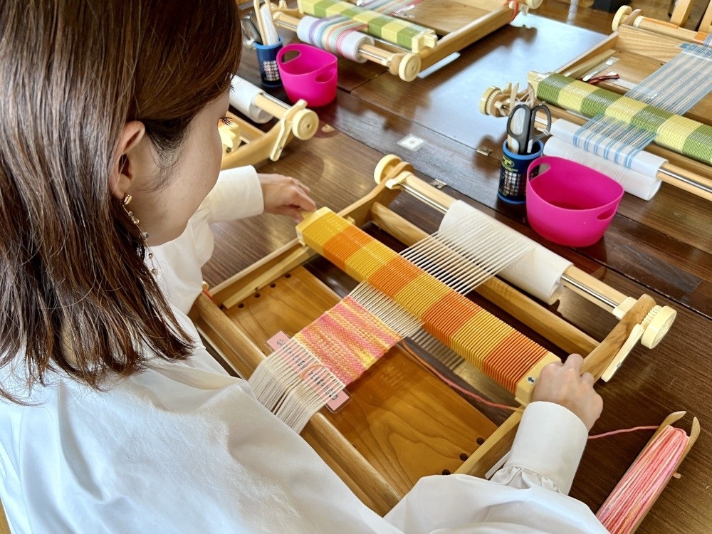 Step-by-step weaving instructions are carefully provided by the staff