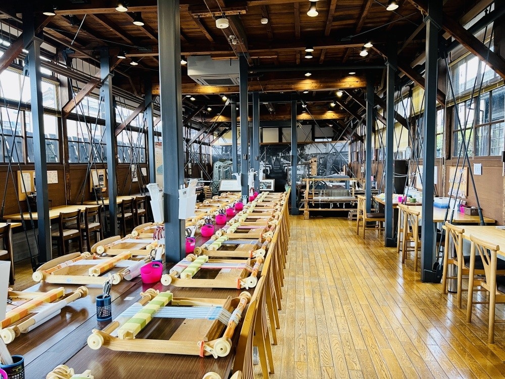 Hand-weaving (Te-ori: The traditional Japanese craft of weaving fabric manually on a loom) experiences are available for groups
