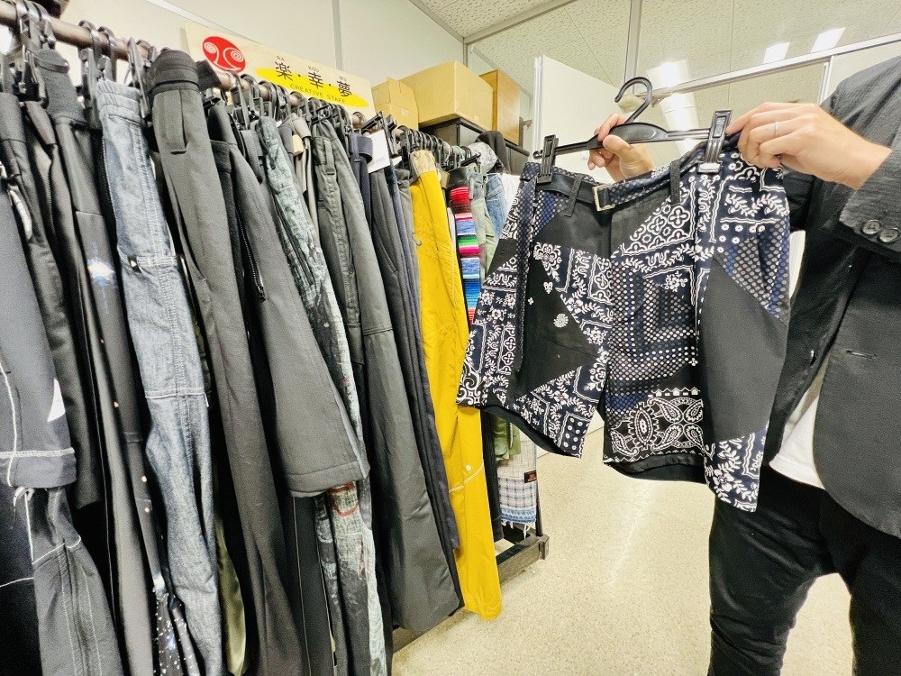 The factory produces bottoms (trousers and skirts) for world-renowned brands.