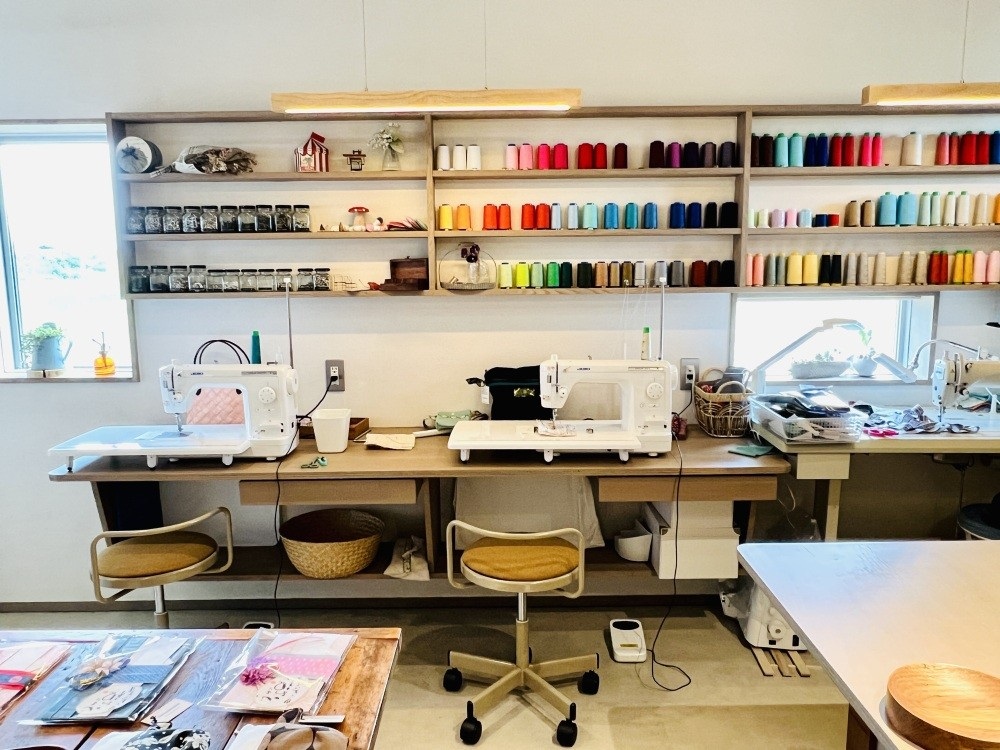 It is possible to use the shop’s sewing machines to create your own crafts on the spot.