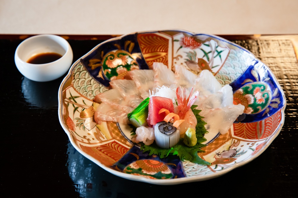 ヒラメの造り。料理を引き立たせる器にも注目したい