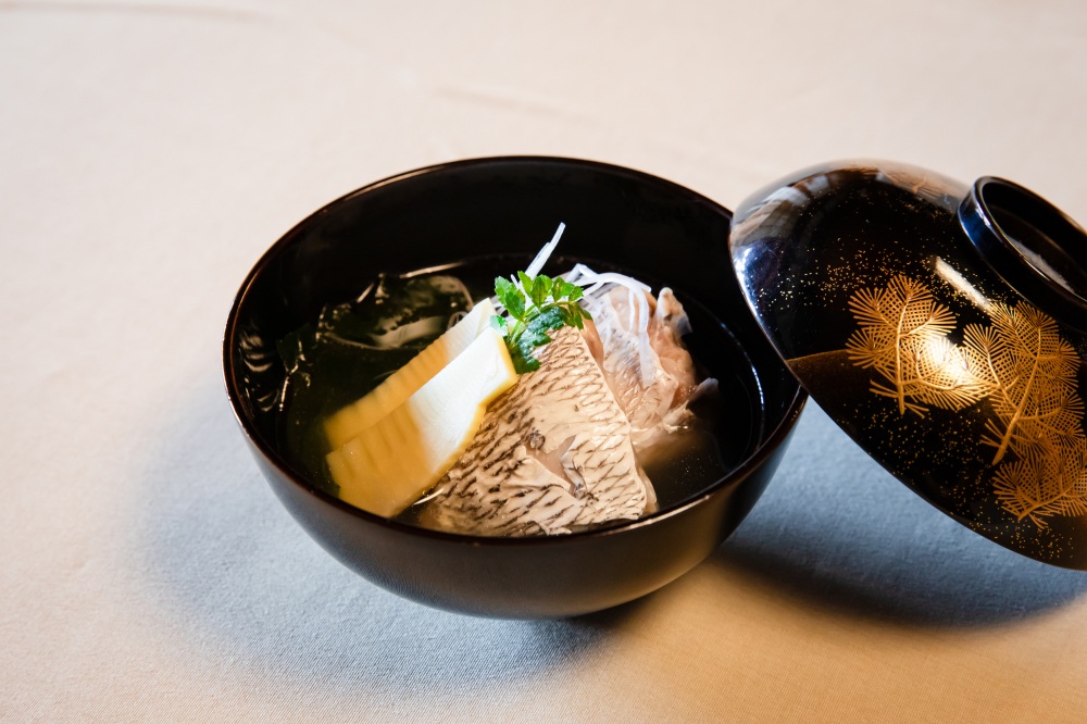 タイとタケノコの椀。淡い吸い地が滋味深い