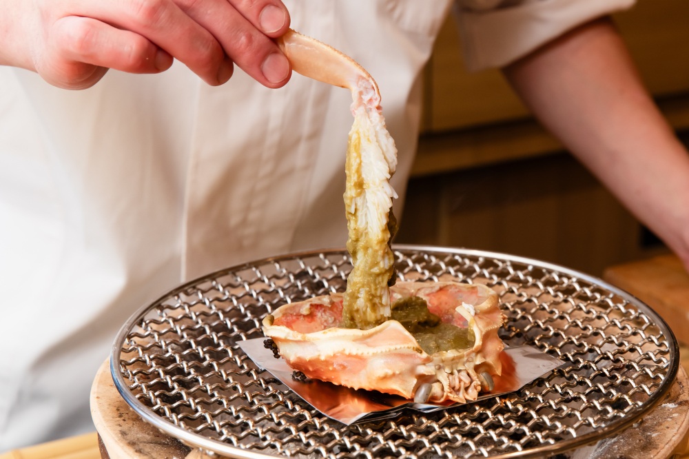 カニの身を味噌につけていただくカニしゃぶしゃぶ