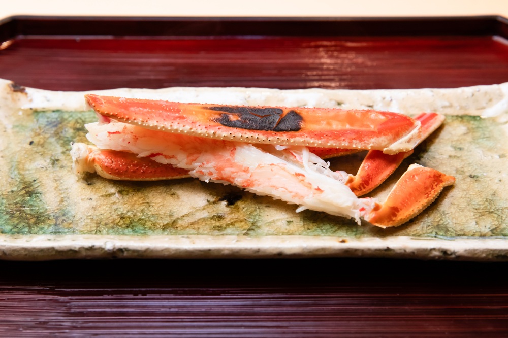 じっくり焼くことでカニの甘みを引き出す