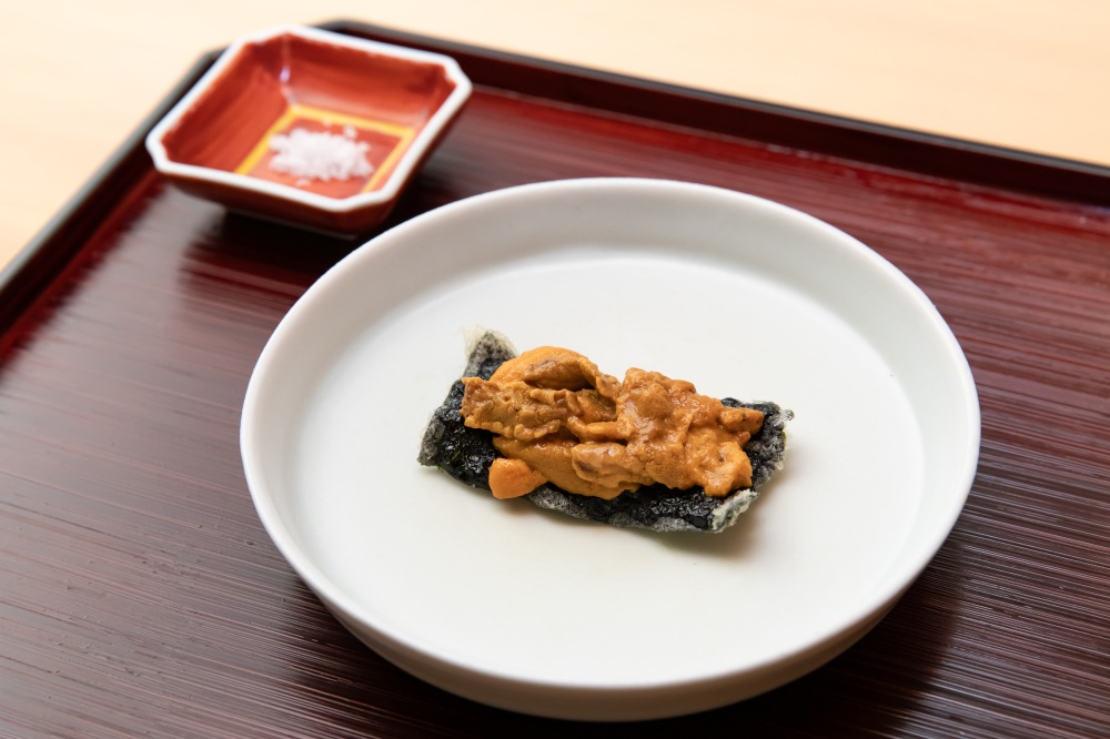 ハバノリの天ぷらにムラサキウニを乗せた海の香りが漂う一品